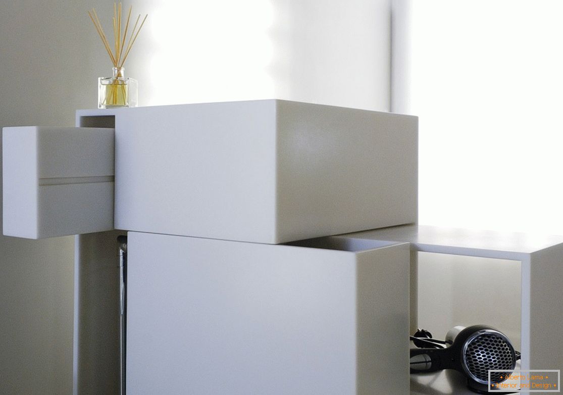 Zajímavý design skříňky bílé barvy doma