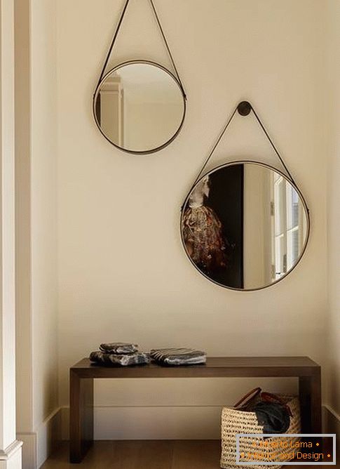 Kulaté zrcadla v chodbě - fotografický design v moderním stylu
