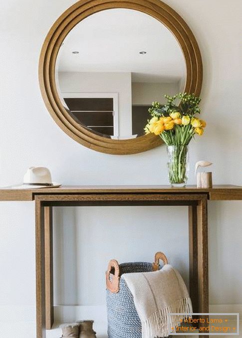 Kruhové zrcadlo na chodbě s dřevěným obložením