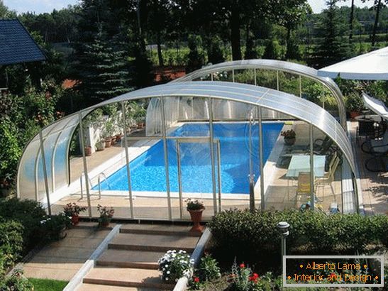 Stříška pro bazén ve dvoře soukromého domu