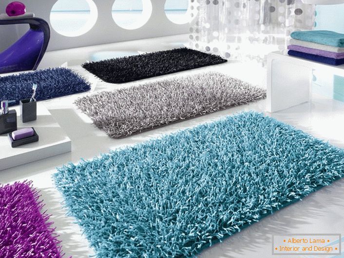 Jasné barevné koupelnové rohože mohou být použity nejen k provádění praktických úkolů, ale také k vytvoření útulné, příjemné atmosféry.