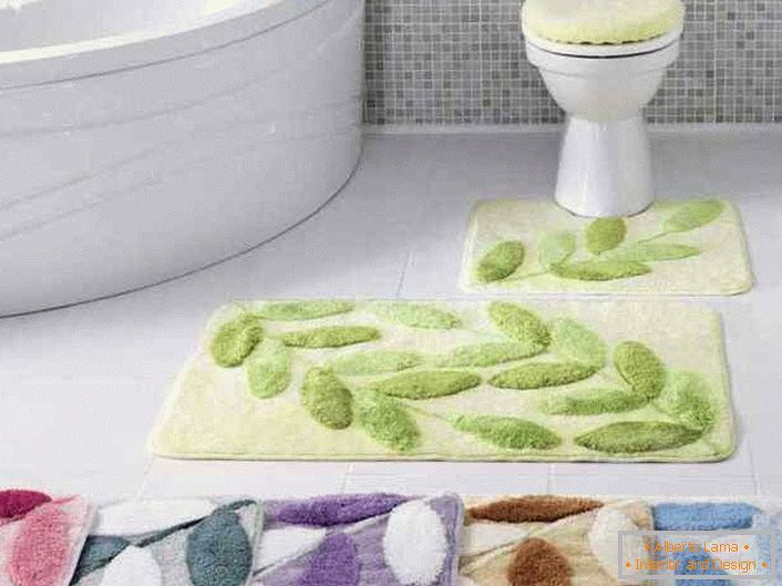 Pro návrh koupelny jsou rohože používány v jednom barevném řešení. Stejný design činí obraz interiéru kompletní a stylový.