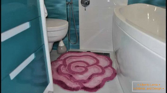 Koberec ve formě měkké růžové růže pro malou koupelnu. 