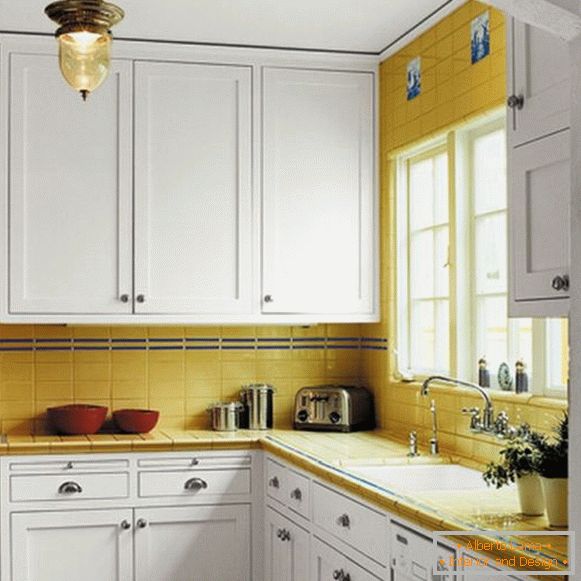Žluté akcenty na bílé kuchyni