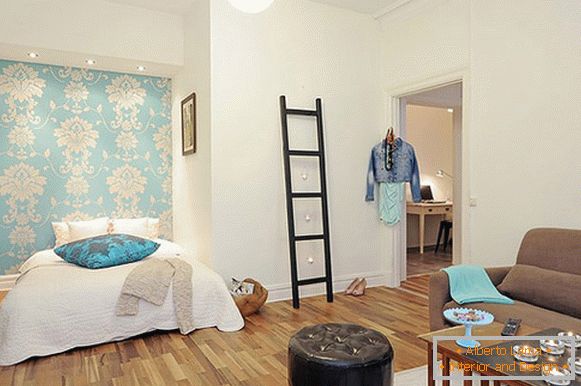 Ložnice malého bytu ve Švédsku