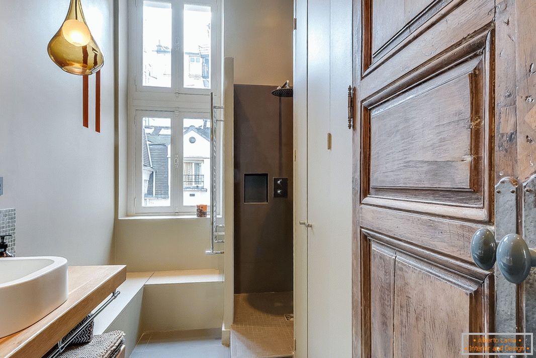 Koupelna ve stylu minimalismu s diakritikou na starožitnosti