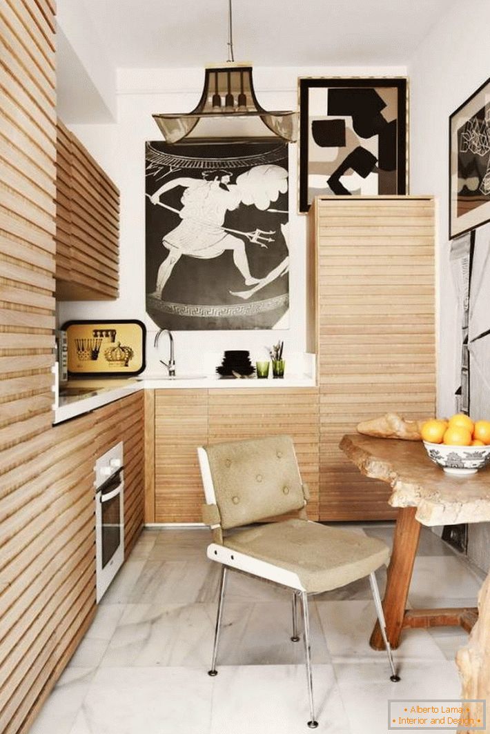 báječný-dřevěný-kuchyňský-set-in-a-malý-kuchyně-prostor-spolu-s-dřevo-jídelní stůl-a-retro-židle-také-krásný-závěs-dekor