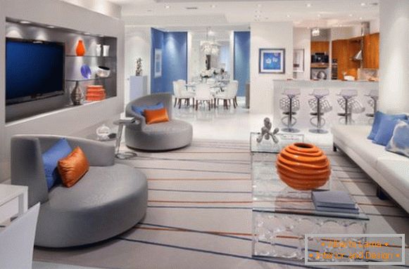 Kombinace oranžové a modré v šedé obývacím pokoji