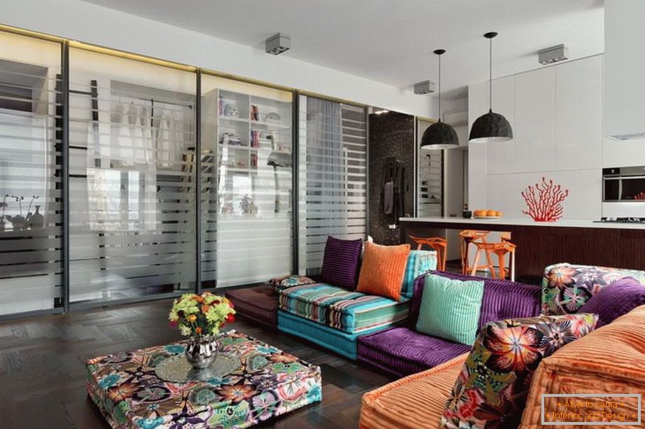 Obývací pokoj ve stylovém ateliéru v Kyjevě