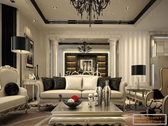 Skvostný interiér obývacího pokoje je promyšlen v neoklasicistním stylu. Černé prvky dekorace a dekorace jsou nápadné na pozadí vyblednutých šedých odstínů.