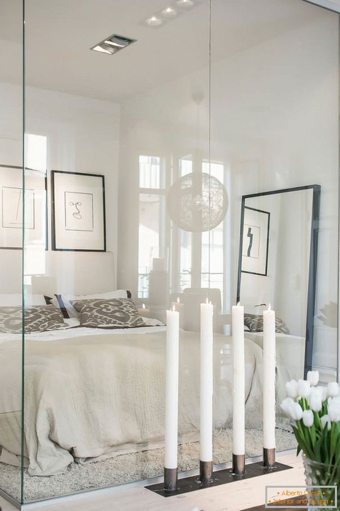 Ložnice za skleněnými apartmány ve skandinávském stylu