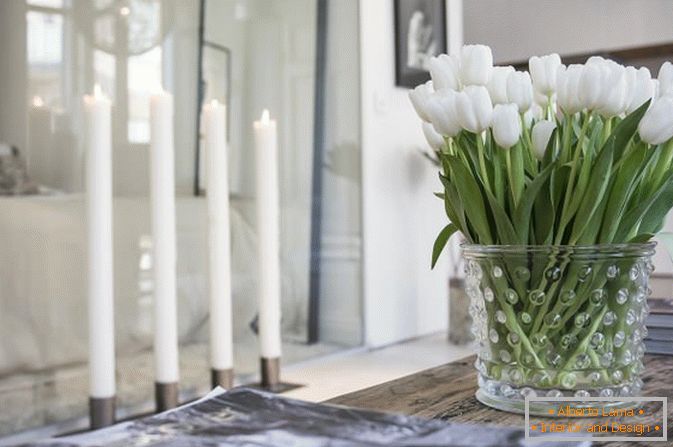 Květiny v interiéru studiových apartmánů ve skandinávském stylu