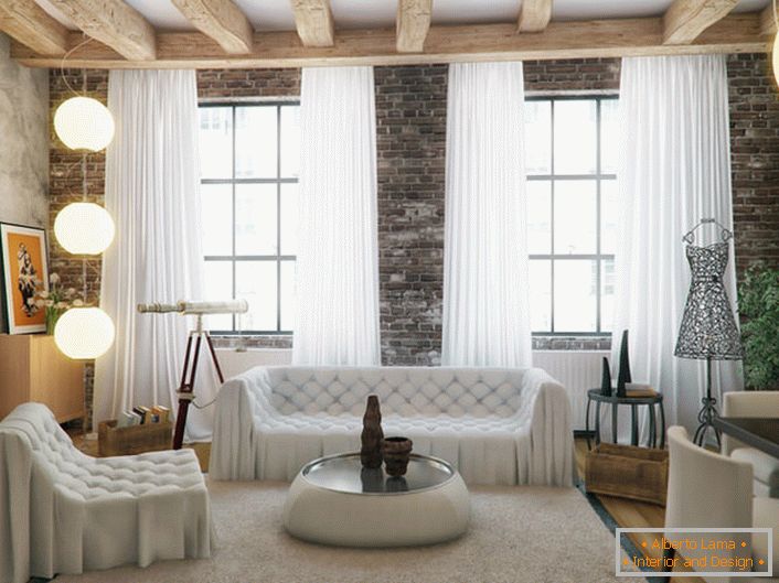 Jen ve stylu podkroví můžete kombinovat nesrovnatelné. Úžasný kontrast hrubého okolí stěn a stropu a jemné barvy a tvary nábytku a záclon.