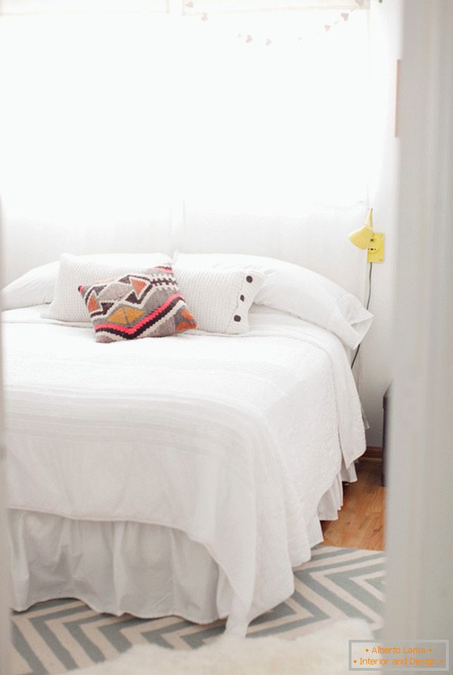 Malá ložnice v bílé barvě