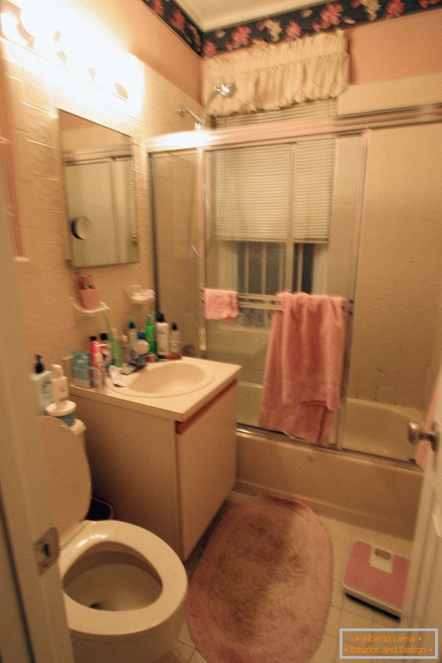 Interiér malé koupelny před opravou