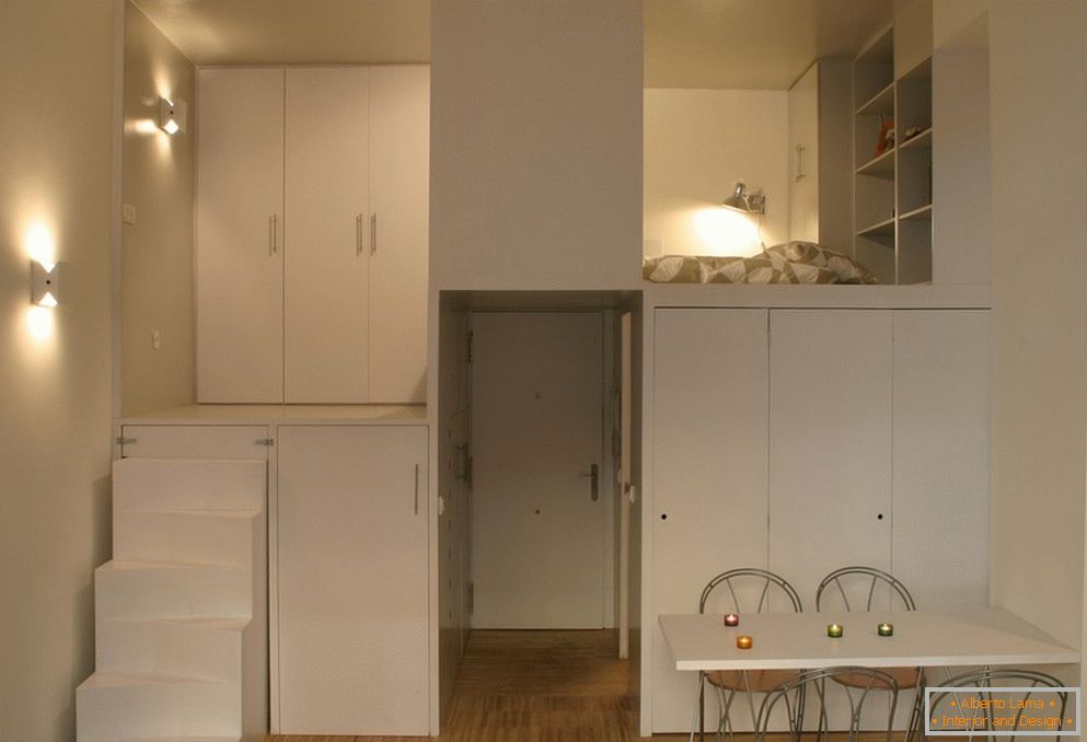 Malý bytový prostor: stylový podkrovní v bílé barvě