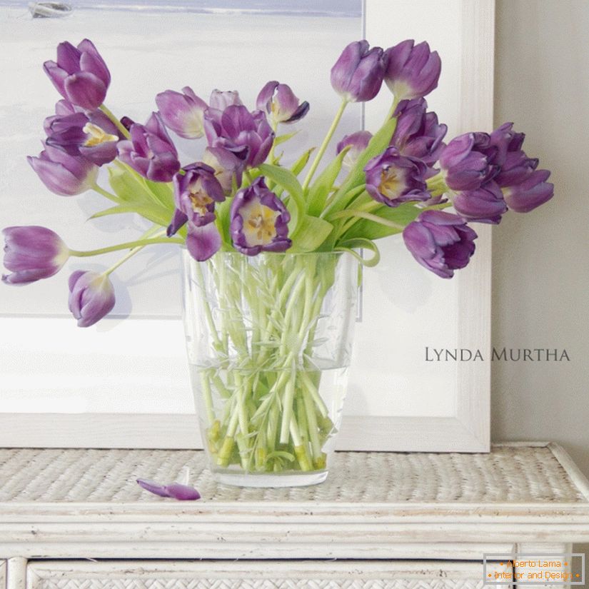 Buket tulipánů na stole