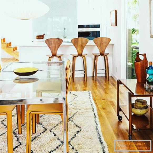 Trendy v interiéru roku 2017 - dvoubarevná kuchyně s dřevem