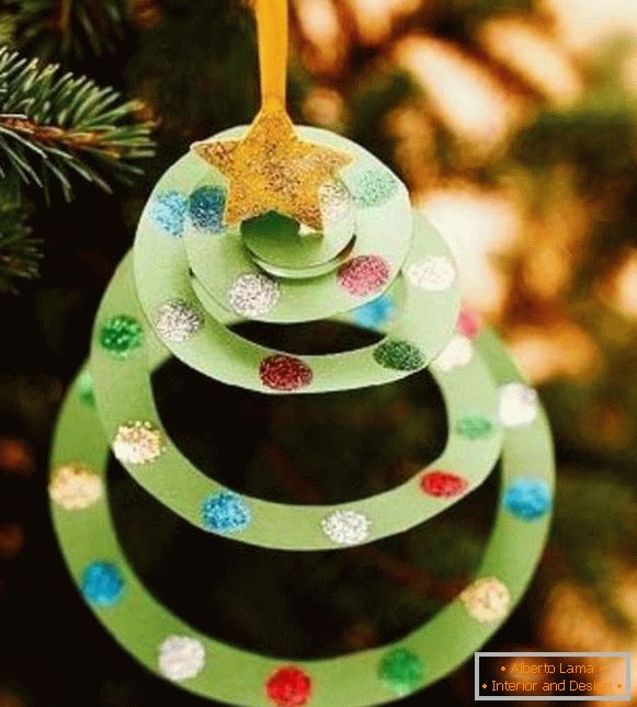 neobvyklé vánoční hračky s rukama na vánočním stromku, foto 15