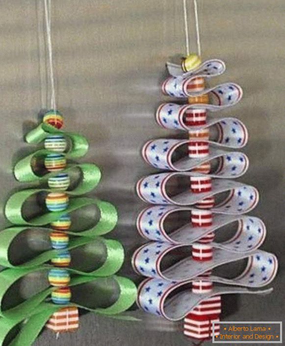 zajímavé novoroční hračky s rukama na vánočním stromku, foto 16