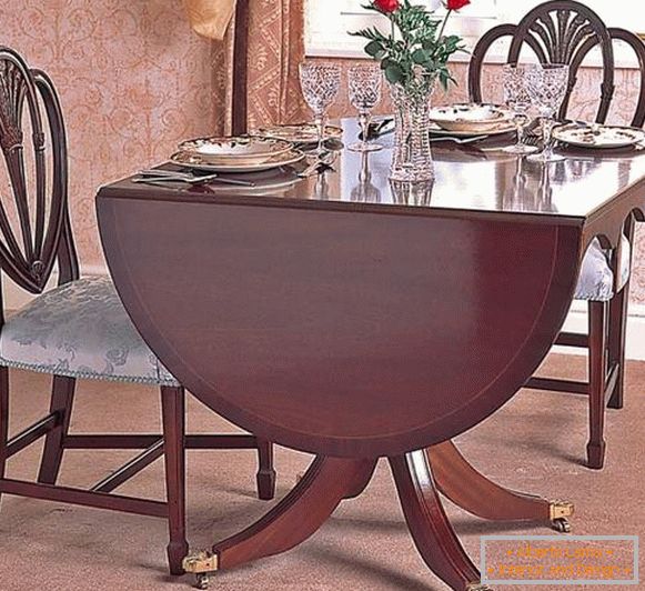 Jídelní stůl posuvný ovál v klasickém stylu