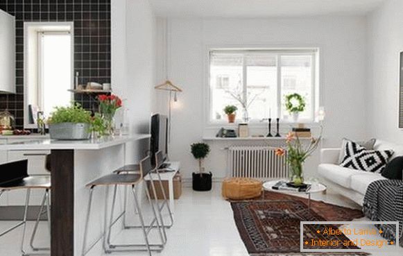 Obývací pokoj kombinovaný s malou kuchyní