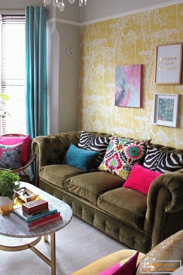 Obývací pokoj s barevným příslušenstvím