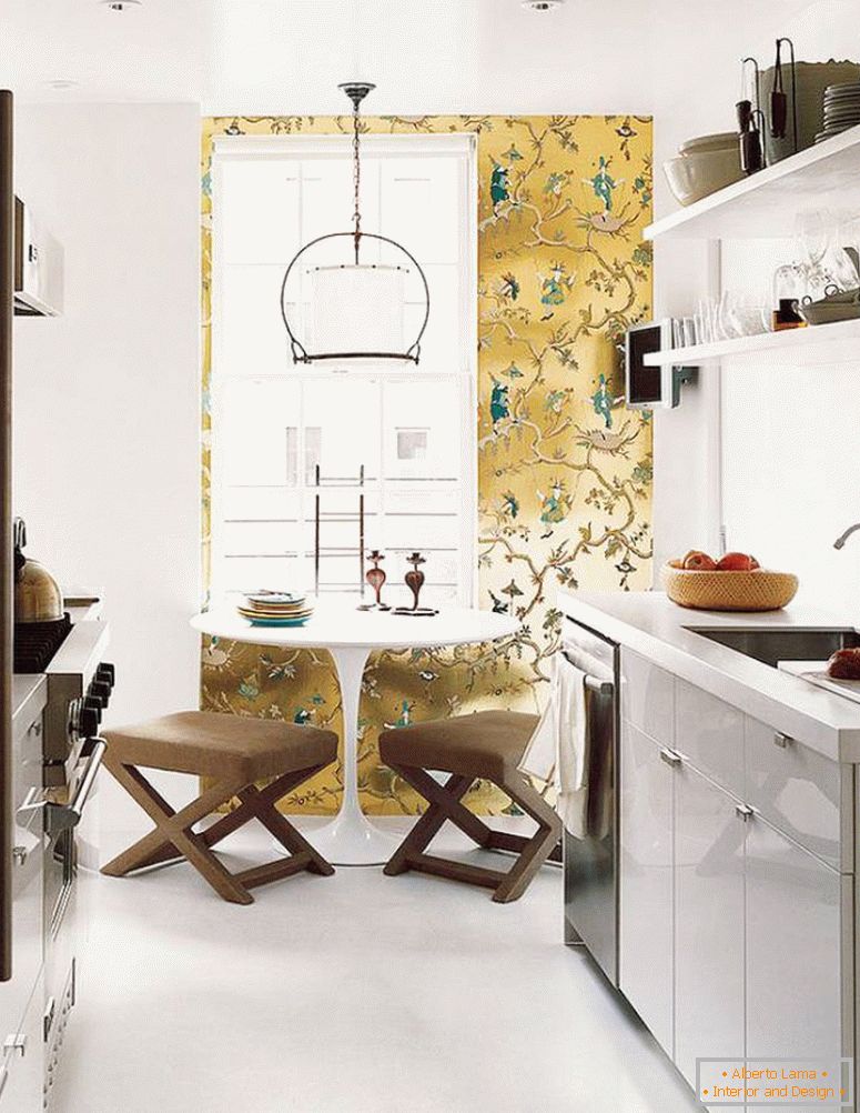 zlatá tapeta v interiéru kuchyně