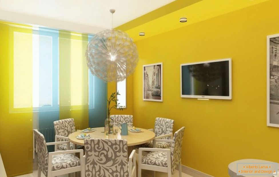 Interiér kuchyně se žlutou tapetou