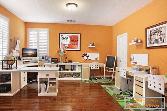 oranžová-stěna-domácí kancelář