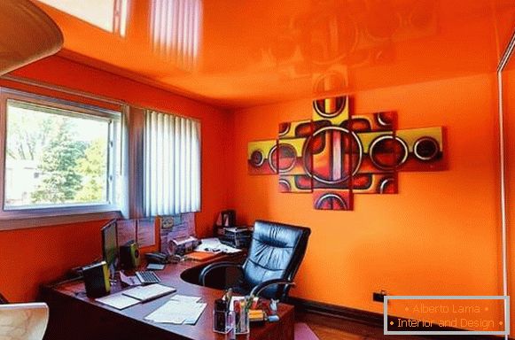 domácí kancelář v oranžové barvě