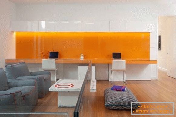 domácí kancelář s oranžovými prvky