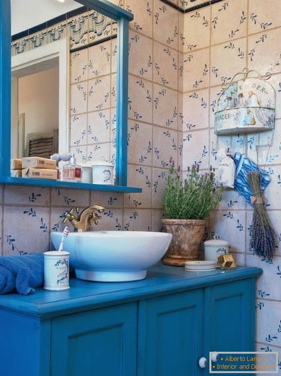 Modrá koupelová dlažba ve stylu Provence
