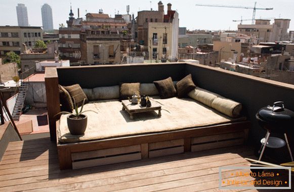 Patio na balkoně malého studia v Barceloně