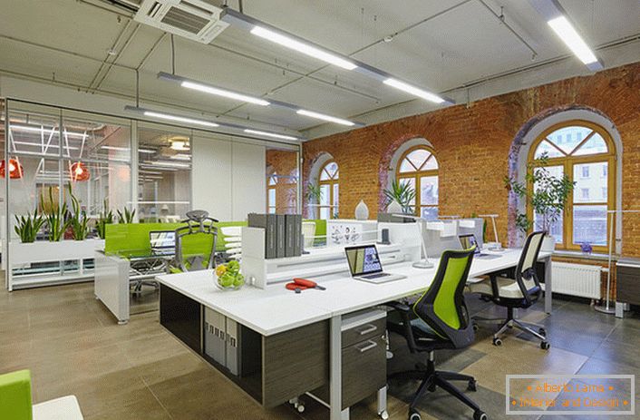 Chcete-li navrhnout kancelář ve stylu půdní vestavby, využívá se spousta živé zeleně, díky níž je místnost útulná a přizpůsobí pracovníky pracovní náladě. 