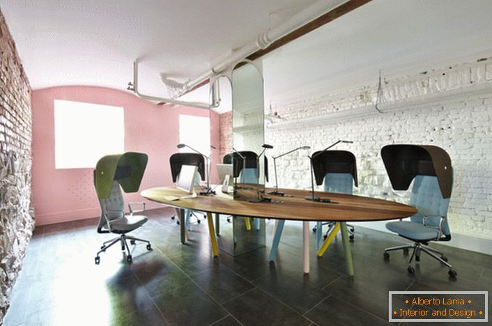 Kancelář v půdním stylu оформлен знающим дизайнером. В соответствии со стилем стены отделаны кирпичом. 