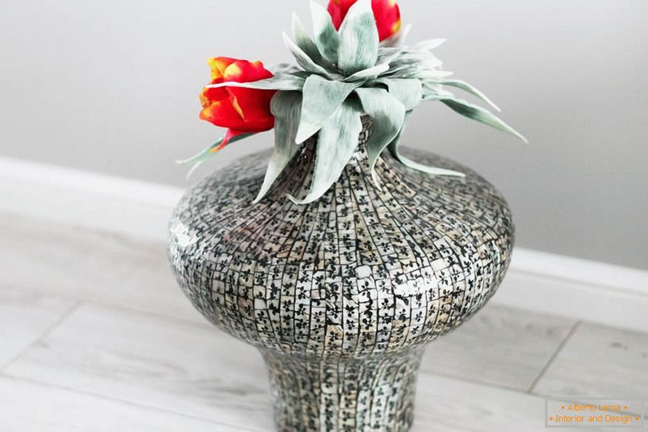 Dekorativní váza s květinami