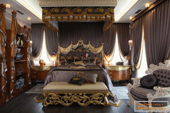 Luxusní ložnice v barokním stylu. V centru kompozice je masivní lůžko s vysokou zdobenou čelní deskou.