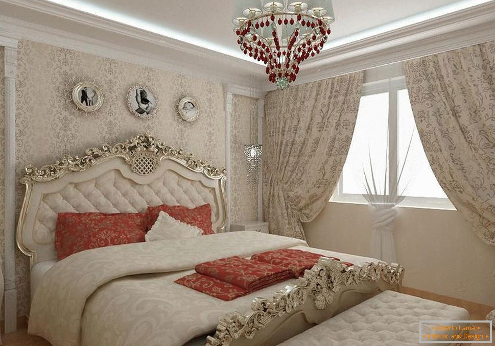 Barokní ložnice v městském bytě. Masivní závěsy, postel s dřevěnými vyřezávanými zády a lustr