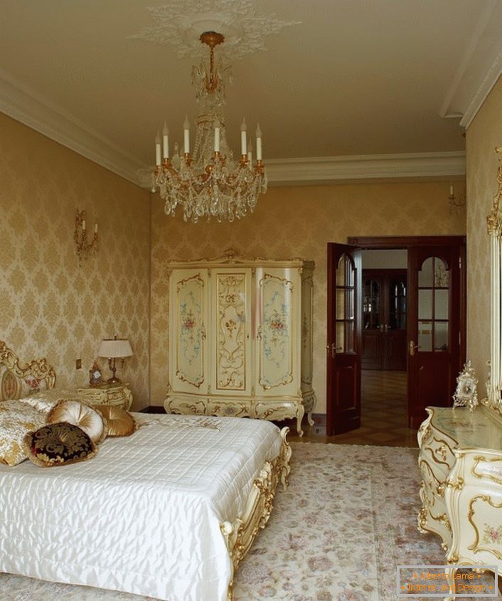 Šikovný lustr a strop se štukovou směsí harmonicky s dřevěným nábytkem v zlatých barvách. 