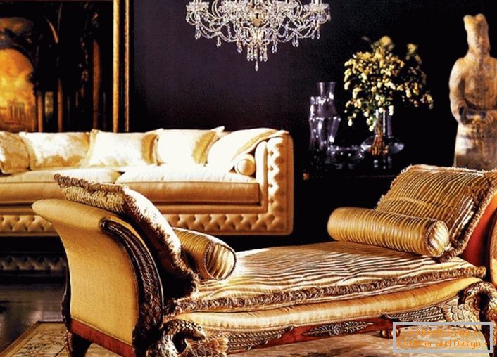 Barokní obývací pokoj s náležitě vybraným dekorem. Stěna za pohovkou je zdobena velkým obrazem ve zlatém rámečku. Pozornost je také věnována starověké soše.