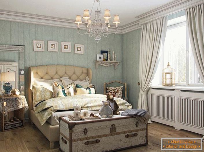 Útulná ložnice v rustikálním stylu v zámku Francie.