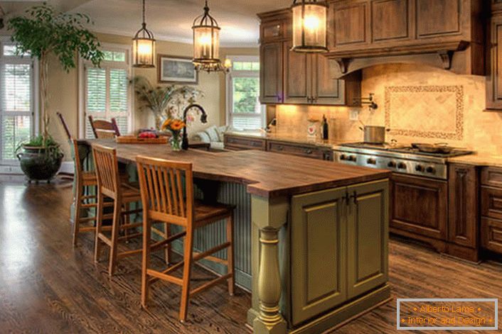 Velká kuchyň ve venkovském stylu s masivním dřevěným nábytkem. Výborná kombinace barev - olivový a tmavě hnědý.