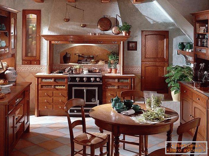 Klasická venkovská kuchyně s náležitě vybraným nábytkem. Harmonickou výzdobou kuchyňského prostoru byly zelené květy v hliněných hrncích různých velikostí.