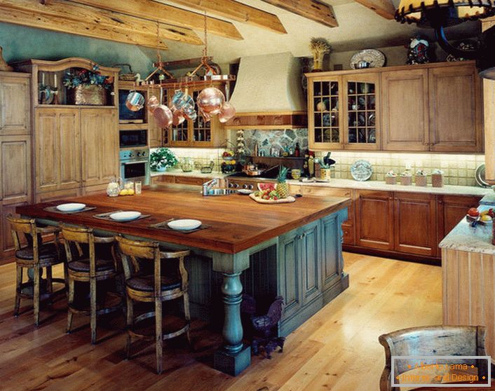 V nejlepších tradicích země v designu kuchyňského prostoru se většinou používají přírodní materiály.