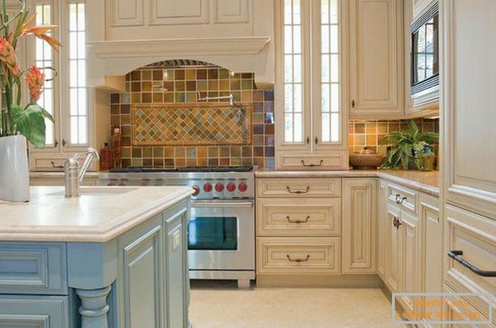 Pro kuchyně ve venkovském stylu jsou kachlové kamny dokonalé. Autor návrhu harmonicky navrhl prostor nad sporákem.