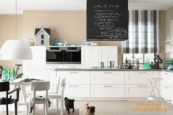 Návrh interiéru kuchyně v soukromém domě - černobílá fotografie