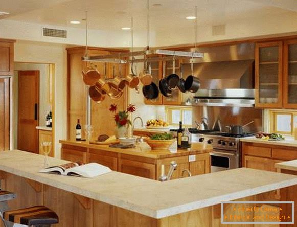 Kuchyňské interiéry stolování v soukromém domě - design s dřevěným obložením