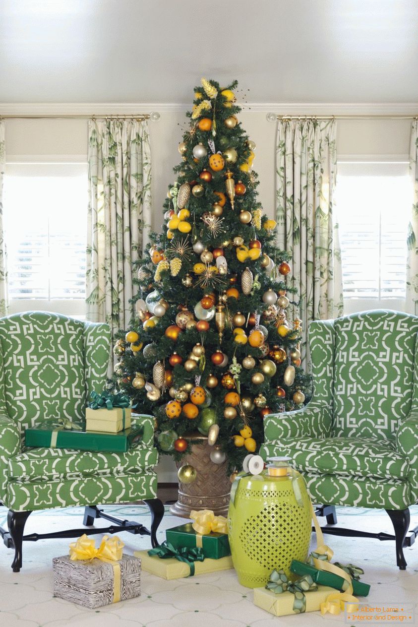 Velký vánoční strom v hrnci, pro bezpečnost domácích mazlíčků