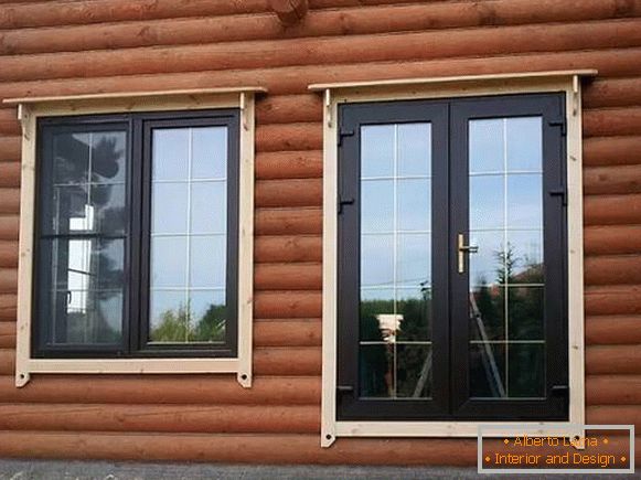 okna v dřevěném domě